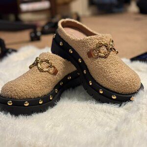 Circus NY Tan and black chunky platform clogs #chunkyshoes